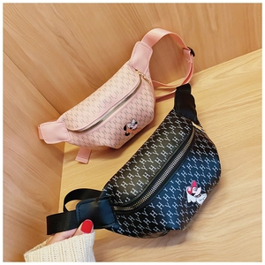 Dettaglio di marsupi per bambini rosa e neri con stampa Mickey Mouse e motivi monogramma
