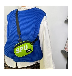 Detail der neongrünen Nylon-Mini-Umhängetasche mit SPORT-Aufdruck und Gurtband