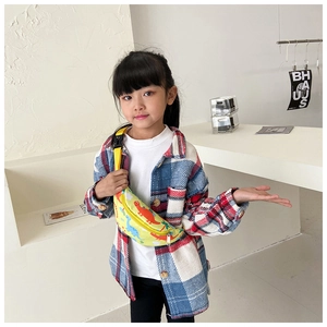 Détail d'une banane jaune pour enfant avec motifs dinosaures et sangle ajustable