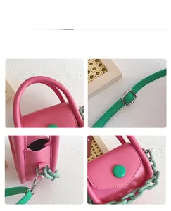 Détails du mini sac rose affichant coutures, chaîne en résine et boucles métalliques