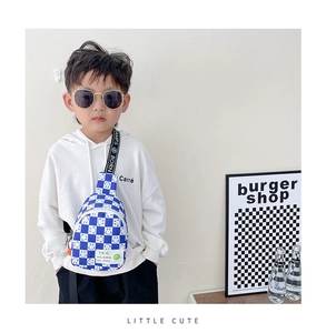 Détail du sac de poitrine enfant à damier bleu et blanc avec logo smiley mignon