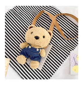 Détail du sac en peluche ours avec salopette en jean et bandoulière en nylon