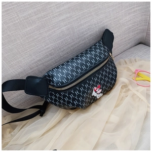 Détail du sac banane noir en cuir PU pour enfants avec motif monogramme et écusson cartoon
