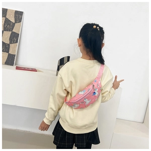 Sac bandoulière rose pour enfants avec motifs licorne porté pour illustrer la taille