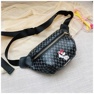 Détail du sac de poitrine en similicuir noir avec motif de souris et imprimé H