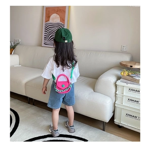 Détail du mini sac bandoulière rose pour filles avec chaîne en résine verte et boucle