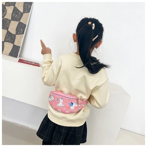 Sac banane rose pour enfant avec motifs licorne, porté par un jeune enfant de dos
