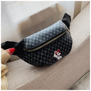 Dettaglio del marsupio per bambini in pelle PU nera con stampa Mickey Mouse e H