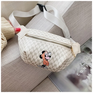 Détail du sac banane en cuir PU blanc avec imprimé de lettres HY et motif de souris