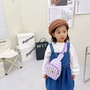 Sac de poitrine pour enfants à carreaux violets avec bandoulière et badge d'ours
