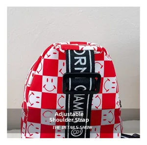 Détail de la bandoulière réglable en nylon noir avec boucle en plastique sur un sac enfant