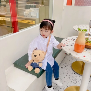 Sac bandoulière ours en peluche marron avec salopette en jean pour fille en décor lumineux