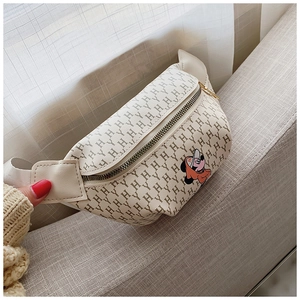 Dettaglio del marsupio per bambini in pelle PU crema con stampa cartoon e texture