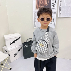 Sac de poitrine enfant à carreaux gris et blanc avec écusson ours et sangle réglable