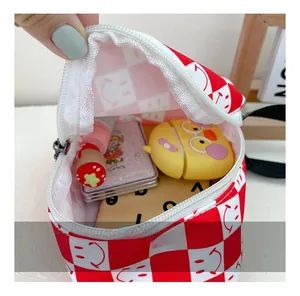 Vue intérieure d'un sac de poitrine enfant à damier rouge montrant l'espace de rangement