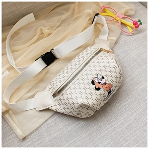 Détail du sac banane enfant en cuir PU crème avec imprimé Mickey Mouse et motif en H
