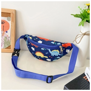 Détail de la sacoche banane enfant avec motifs de dinosaures et sangle ajustable