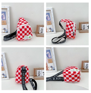 Vues détaillées sous quatre angles d'un sac de poitrine enfant à damier rouge et blanc