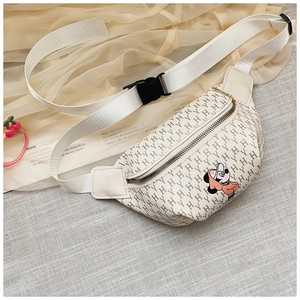 Dettaglio del marsupio bimbi in pelle PU bianca con stampa monogram e personaggio
