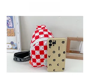 Comparaison de taille détaillée du sac de poitrine à damier rouge avec un smartphone