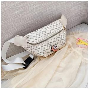 Dettaglio del marsupio bianco per bambini in ecopelle con patch cartoon e stampa logo