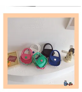 Présentation à plat de mini sacs bandoulière pour filles en cinq coloris variés