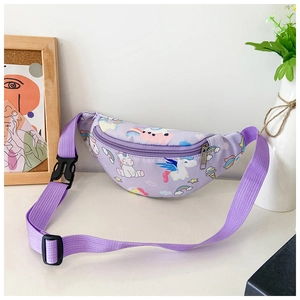 Détail de la sacoche violette pour enfant avec motifs licorne et sangle réglable