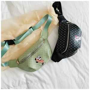 Dettaglio dei marsupi in pelle PU per bambini con stampa Mickey e motivo monogramma