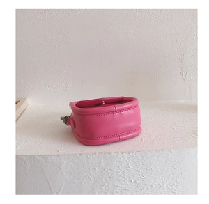 Gros plan détaillé du mini sac à main en cuir PU rose avec boucle et coutures fines