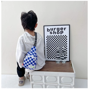 Détail du sac bandoulière enfant à damier bleu avec sangle imprimée Born Champs