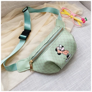 Détail du sac banane enfant vert menthe avec imprimé lettres et motif dessin animé