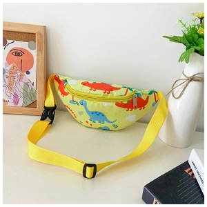 Détail de la sangle jaune réglable et motif dinosaure sur sac banane pour enfant