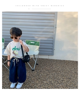 Détail d'un sac bandoulière garçon et d'une tenue décontractée avec t-shirt à glace