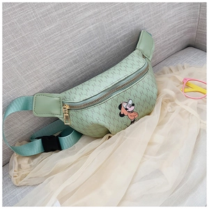 Détail du sac banane vert clair Mickey Mouse avec motif monogramme H et sangle nylon