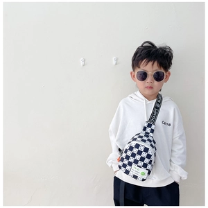 Détail du sac bandoulière enfant à damier avec motif smiley et sangle large