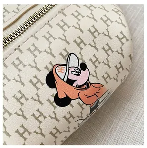 Dettaglio della grana in pelle PU con stampa di lettere e motivo Topolino