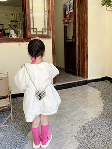 Detail of white puff sleeve dress for girls with heart pearl crossbody bag accessory