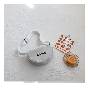 Vue détaillée du sac en toile blanc avec lettres GAME et bandoulière réglable