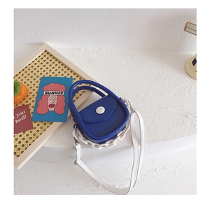 Détail du mini sac bandoulière bleu pour filles avec chaîne blanche et texture lisse