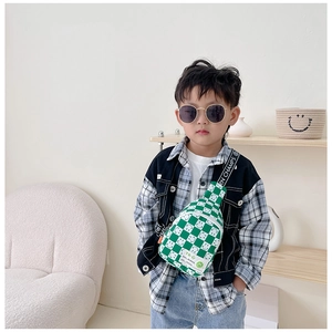 Détail du sac de poitrine enfant à damier vert avec smileys et sangle lettrée