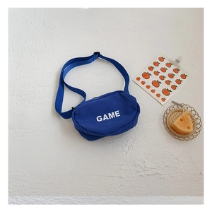Détail du sac bandoulière en toile bleue pour enfant avec lettrage GAME blanc et sangle
