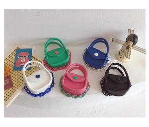 Détail de mini sacs à bandoulière tendance en cinq couleurs avec chaînes épaisses