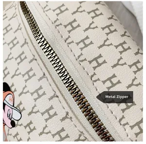 Dettaglio della borsa in pelle PU bianca con stampa logo, cuciture e cerniera in metallo dorato