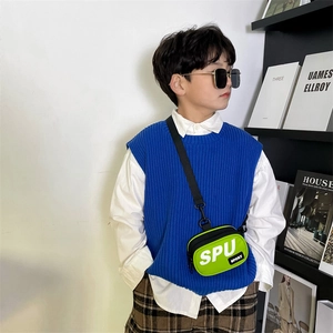 Koreanische Jungen-Outfits mit blauer Strickweste und neongrüner Umhängetasche-Zubehör