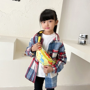 Sac bandoulière enfant en toile jaune avec motifs dinosaures et sangle réglable