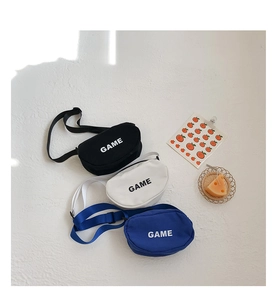 Détail de sacs bandoulière en toile tendance pour enfants en noir, blanc et bleu avec lettres GAME