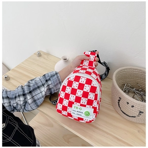 Gros plan du sac à bandoulière enfant en damier avec motif quadrillé rouge-blanc et smileys