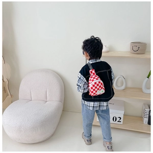Détail du sac bandoulière enfant à damier avec motif smiley et sangle à logo réglable