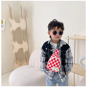 Détail du sac de poitrine enfant à damier rouge et blanc avec imprimé smiley joyeux