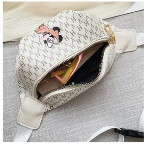 Capacité interne du sac banane blanc avec lunettes de soleil et décor cerise